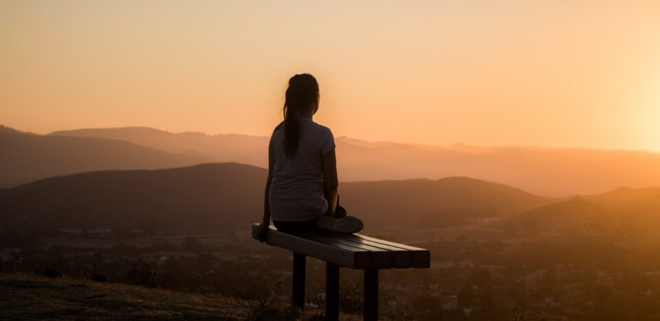 Como usar a Espiritualidade a seu favor? A espiritualidade pode ser uma fonte poderosa de conforto, orientação e crescimento pessoal.