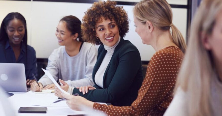 Apesar dos avanços significativos em direção à igualdade de gênero, as mulheres ainda enfrentam desafios consideráveis ao buscar uma boa colocação no mercado de trabalho